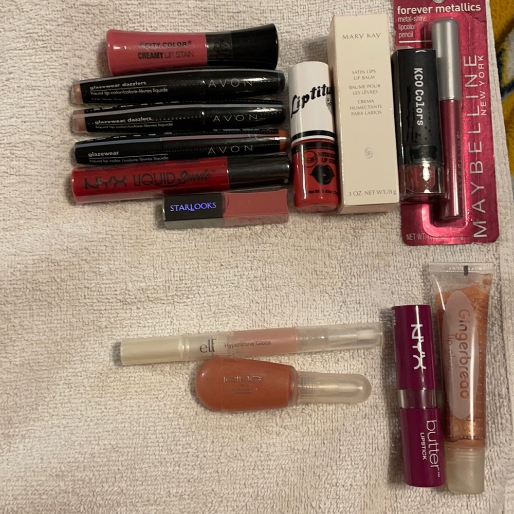 Lot of lipstick/lip gloss